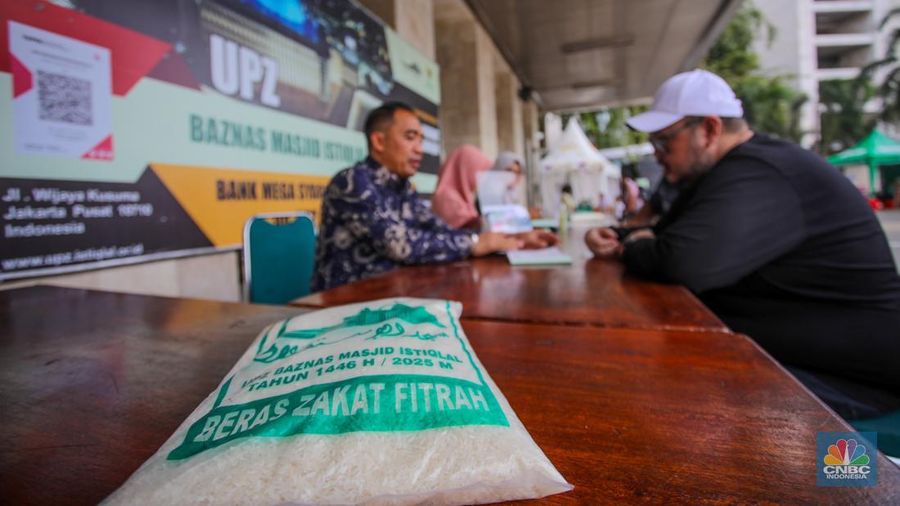 Petugas amil zakat melayani warga yang ingin membayar zakat fitrah di Masjid Istiqlal, Jakarta, Rabu (26/3/2025). (CNBC Indonesia/Faisal Rahman)