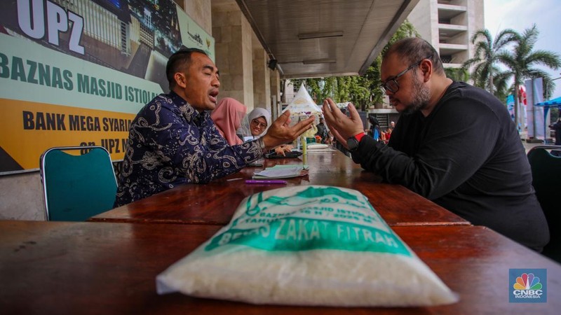 Petugas amil zakat melayani warga yang ingin membayar zakat fitrah di Masjid Istiqlal, Jakarta, Rabu (26/3/2025). (վ/Faisal Rahman)