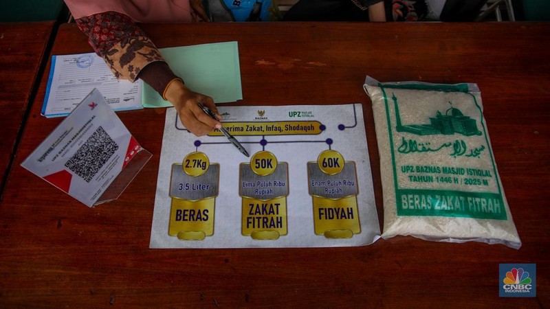 Petugas amil zakat melayani warga yang ingin membayar zakat fitrah di Masjid Istiqlal, Jakarta, Rabu (26/3/2025). (վ/Faisal Rahman)