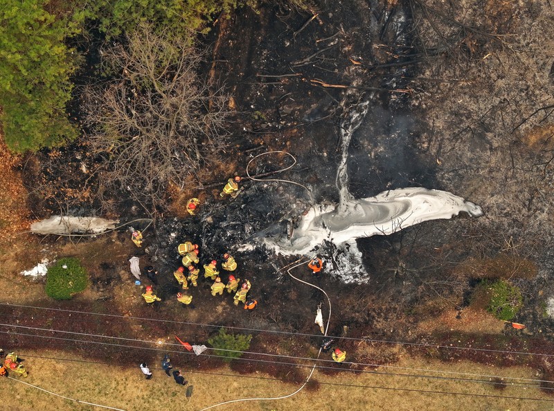 Puing-puing helikopter pemadam kebakaran yang jatuh terlihat di sebuah gunung di Uiseong, Korea Selatan, Rabu, 26 Maret 2025. (Son Hyung-joo/Yonhap via AP)