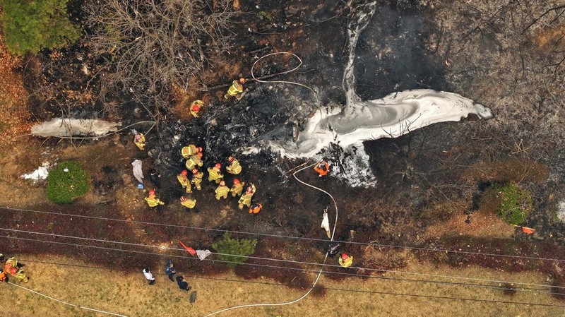 Puing-puing helikopter pemadam kebakaran yang jatuh terlihat di sebuah gunung di Uiseong, Korea Selatan, Rabu, 26 Maret 2025. (Son Hyung-joo/Yonhap via AP)