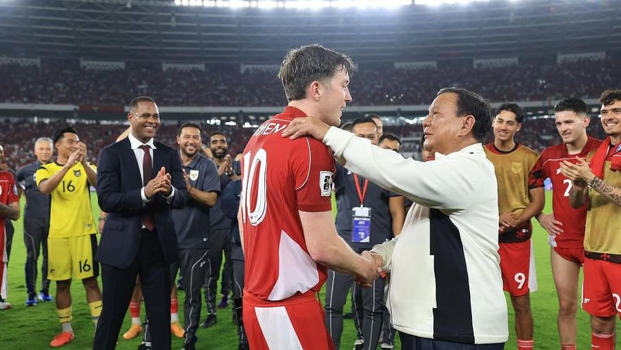 Presiden Republik Indonesia Prabowo Subianto menonton langsung pertandingan Timnas Indonesia melawan Bahrain dalam laga lanjutan Kualifikasi Piala Dunia 2026 zona Asia di Gelora Bung Karno, Jakarta, Selasa (25/3/2025). (Instagram/@prabowo)