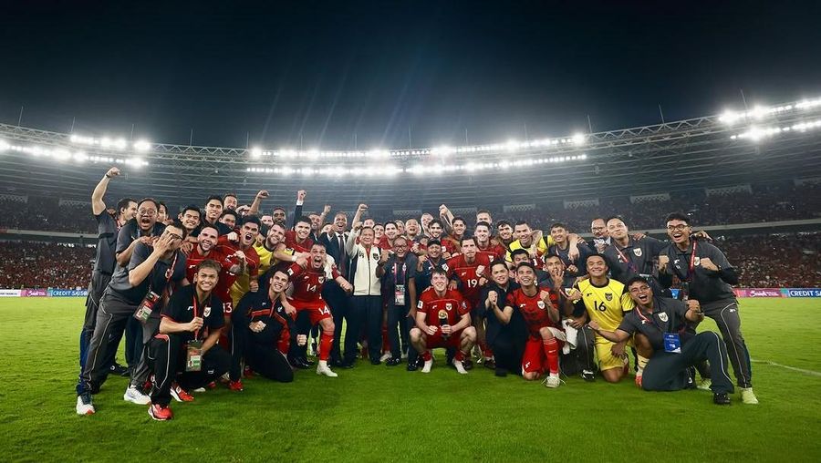 Presiden Republik Indonesia Prabowo Subianto menonton langsung pertandingan Timnas Indonesia melawan Bahrain dalam laga lanjutan Kualifikasi Piala Dunia 2026 zona Asia di Gelora Bung Karno, Jakarta, Selasa (25/3/2025). (Instagram/@prabowo)