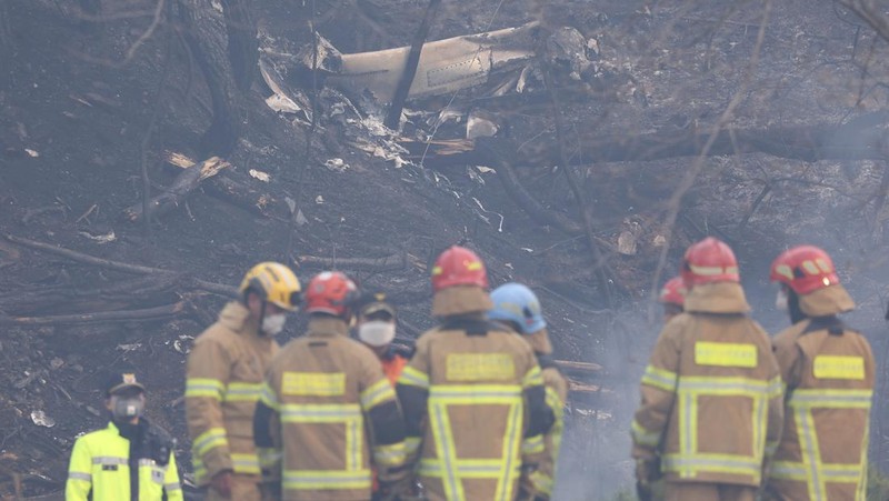 Puing-puing helikopter pemadam kebakaran yang jatuh terlihat di sebuah gunung di Uiseong, Korea Selatan, Rabu, 26 Maret 2025. (Son Hyung-joo/Yonhap via AP)