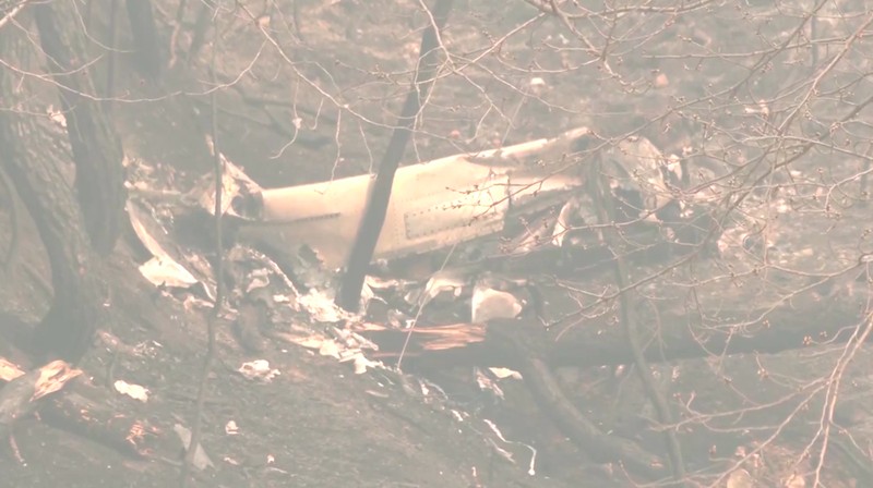 Puing-puing helikopter pemadam kebakaran yang jatuh terlihat di sebuah gunung di Uiseong, Korea Selatan, Rabu, 26 Maret 2025. (Son Hyung-joo/Yonhap via AP)