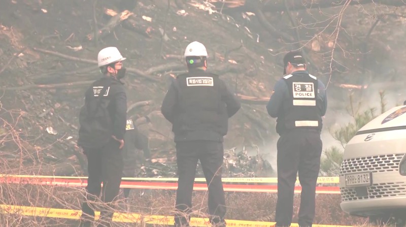 Puing-puing helikopter pemadam kebakaran yang jatuh terlihat di sebuah gunung di Uiseong, Korea Selatan, Rabu, 26 Maret 2025. (Son Hyung-joo/Yonhap via AP)