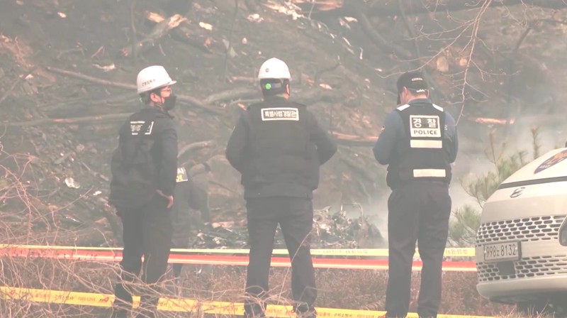 Puing-puing helikopter pemadam kebakaran yang jatuh terlihat di sebuah gunung di Uiseong, Korea Selatan, Rabu, 26 Maret 2025. (Son Hyung-joo/Yonhap via AP)