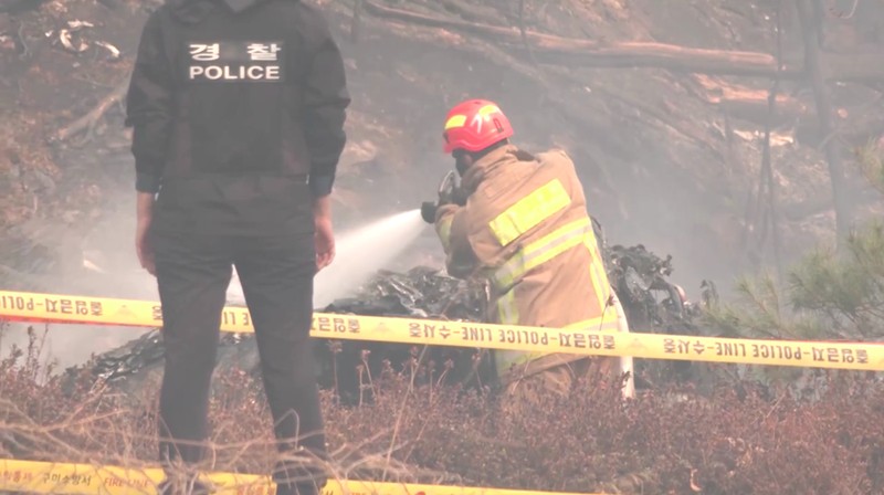 Puing-puing helikopter pemadam kebakaran yang jatuh terlihat di sebuah gunung di Uiseong, Korea Selatan, Rabu, 26 Maret 2025. (Son Hyung-joo/Yonhap via AP)