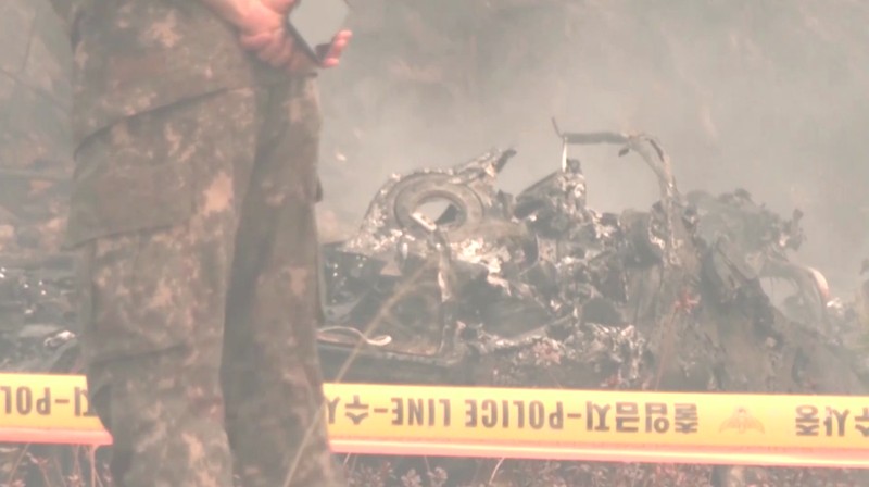 Puing-puing helikopter pemadam kebakaran yang jatuh terlihat di sebuah gunung di Uiseong, Korea Selatan, Rabu, 26 Maret 2025. (Son Hyung-joo/Yonhap via AP)