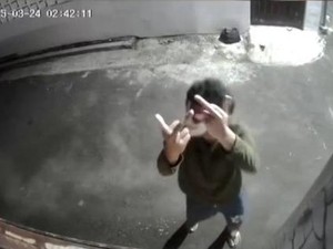 Viral Pria Acung Jari Tengah-Tendang Gerbang Saat Bangunkan Sahur di Bogor