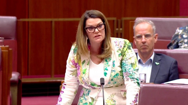 Seorang senator Australia membawa seekor ikan mati ke Parlemen pada Rabu (26/3/2025) sebagai bentuk protes terhadap rancangan undang-undang yang diusulkan pemerintah. (Tangkapan Layar Video Reuters/Australian Parliament Broadcasting)