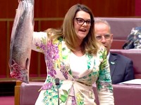 Heboh! Potret Senator Australia Bawa Ikan Mati Saat Sidang Parlemen