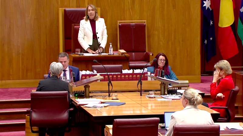 Seorang senator Australia membawa seekor ikan mati ke Parlemen pada Rabu (26/3/2025) sebagai bentuk protes terhadap rancangan undang-undang yang diusulkan pemerintah. (Tangkapan Layar Video Reuters/Australian Parliament Broadcasting)