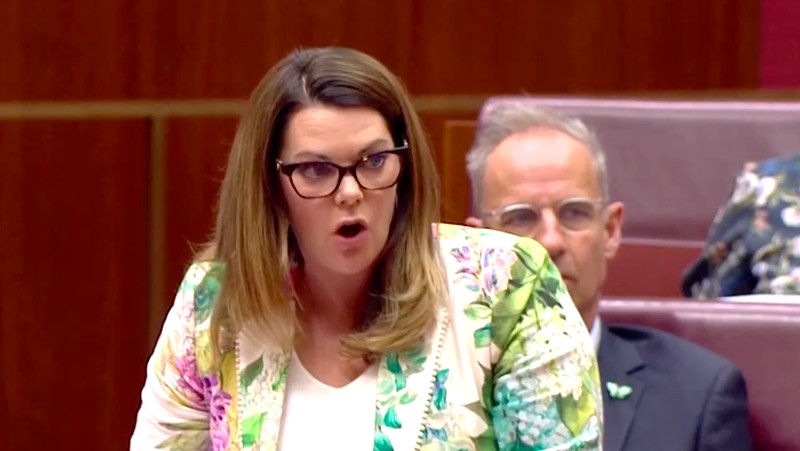 Seorang senator Australia membawa seekor ikan mati ke Parlemen pada Rabu (26/3/2025) sebagai bentuk protes terhadap rancangan undang-undang yang diusulkan pemerintah. (Tangkapan Layar Video Reuters/Australian Parliament Broadcasting)