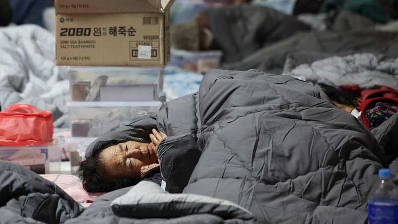 Orang-orang beristirahat di tempat penampungan saat kebakaran hutan menghancurkan daerah tersebut di Yeongyang, Korea Selatan, 26 Maret 2025. (REUTERS/Kim Hong-Ji)