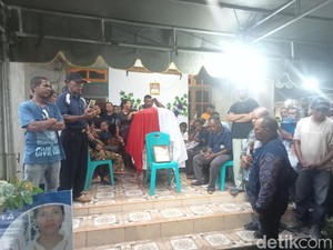 Tangis Bupati Flores Timur Saat Terima Jenazah Guru Korban OPM