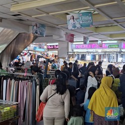 H-5 Lebaran, Pasar Tanah Abang Penuh Sesak-tapi Pedagang Teriak Begini