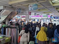 H-5 Lebaran, Pasar Tanah Abang Penuh Sesak-tapi Pedagang Teriak Begini