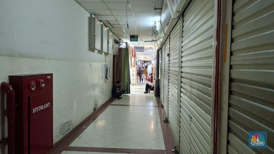 Tampak kondisi Pasar Tanah Abang Blok A dan Blok B, Rabu (26/3/2025), di mana pada lantai B1 cukup sepi dan ditemui banyak toko yang tutup. (CNBC Indonesia/Chandra)