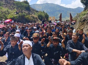 Umat Hindu Tengger Pasuruan-Probolinggo Gelar Melasti di Patirtan Widodaren