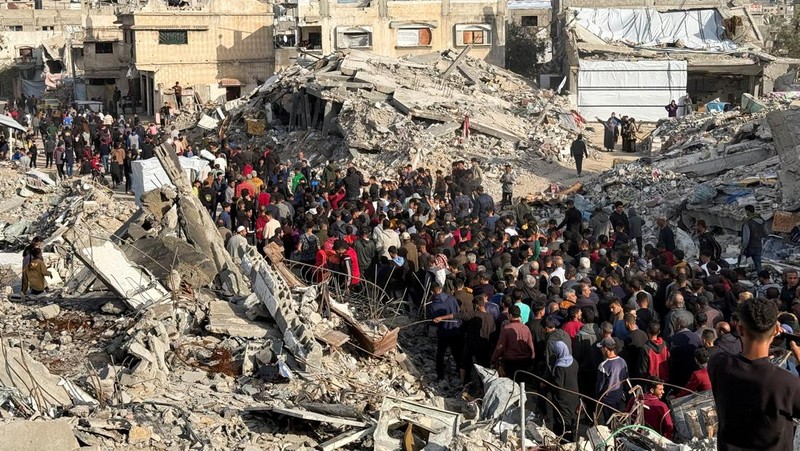 Warga Palestina berunjuk rasa menuntut diakhirinya perang, meneriakkan slogan-slogan anti-Hamas, di Beit Lahiya, Jalur Gaza utara, 25 Maret 2025. (REUTERS/Stringer)