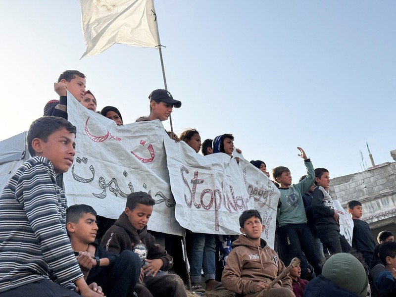 Warga Palestina berunjuk rasa menuntut diakhirinya perang, meneriakkan slogan-slogan anti-Hamas, di Beit Lahiya, Jalur Gaza utara, 25 Maret 2025. Warga Palestina berunjuk rasa menuntut diakhirinya perang, meneriakkan slogan-slogan anti-Hamas, di Beit Lahiya, Jalur Gaza utara, 25 Maret 2025. (REUTERS/Stringer)
