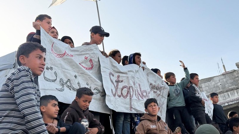 Warga Palestina berunjuk rasa menuntut diakhirinya perang, meneriakkan slogan-slogan anti-Hamas, di Beit Lahiya, Jalur Gaza utara, 25 Maret 2025. (REUTERS/Stringer)