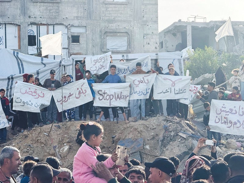 Warga Palestina berunjuk rasa menuntut diakhirinya perang, meneriakkan slogan-slogan anti-Hamas, di Beit Lahiya, Jalur Gaza utara, 25 Maret 2025. (REUTERS/Stringer)