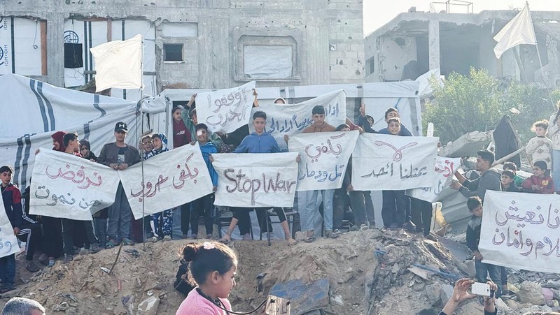 Warga Palestina berunjuk rasa menuntut diakhirinya perang, meneriakkan slogan-slogan anti-Hamas, di Beit Lahiya, Jalur Gaza utara, 25 Maret 2025. (REUTERS/Stringer)