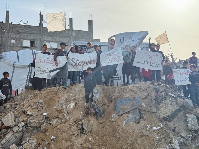 Warga Palestina berunjuk rasa menuntut diakhirinya perang, meneriakkan slogan-slogan anti-Hamas, di Beit Lahiya, Jalur Gaza utara, 25 Maret 2025. (REUTERS/Stringer)