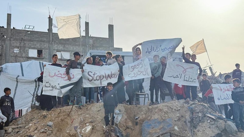 Warga Palestina berunjuk rasa menuntut diakhirinya perang, meneriakkan slogan-slogan anti-Hamas, di Beit Lahiya, Jalur Gaza utara, 25 Maret 2025. (REUTERS/Stringer)