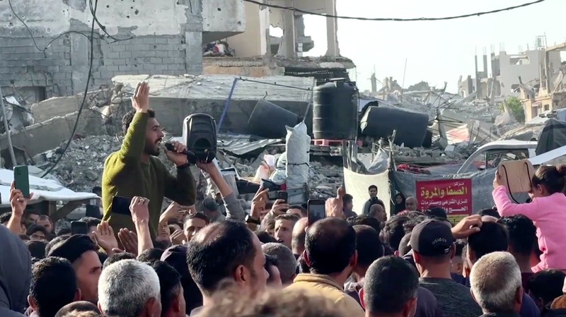 Warga Palestina berunjuk rasa menuntut diakhirinya perang, meneriakkan slogan-slogan anti-Hamas, di Beit Lahiya, Jalur Gaza utara, 25 Maret 2025. (REUTERS/Stringer)