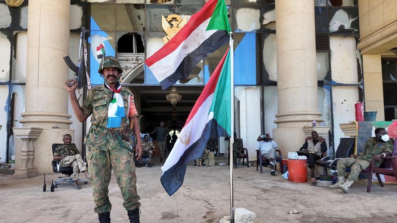 Warga Sudan merayakan di jalan setelah tentara Sudan memperdalam kendalinya atas ibu kota Khartoum, dari Pasukan Dukungan Cepat (RSF), di Port Sudan, Sudan, 27 Maret 2025. (REUTERS/Ibrahim Mohammed Ishak)