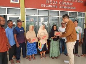 Bantu Warga Ciparay, Nabati Bagikan Santunan dan Bangun Penerangan Jalan