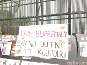 Spanduk Aksi di Depan DPR: Say No to UU TNI-RUU Polri
