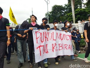Ikut Aksi Tolak UU TNI di DPR, Pendemo Khawatir Sulit Kerja di Luar Negeri