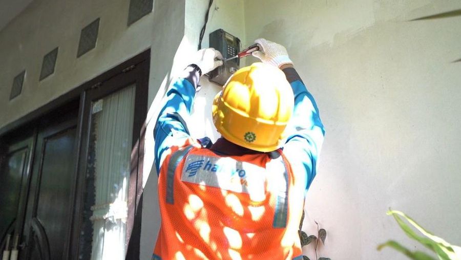 Ilustrasi Petugas PLN saat melakukan penambahan daya pada kWh meter milik pelanggan. (Dok. PT PLN (Persero))