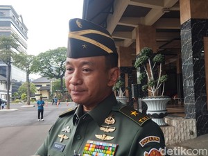 TNI AD Bantu Pemakaman Warga Tewas Korban Ledakan Amunisi di Garut