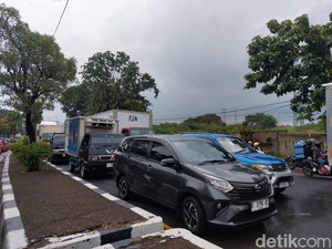 Jalur Pantura Cirebon Macet, Kendaraan Mengular hingga 5 Km
