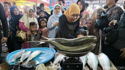 Khofifah Ajak Warga ke Pasar Bandeng Dulu Sebelum Mudik