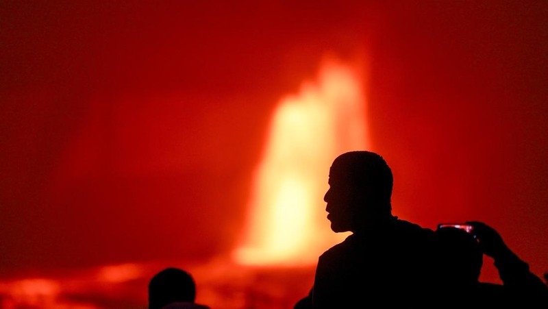 Lahar meletus dari kawah Halema'uma'u di dalam kaldera puncak Kaluapele, di gunung berapi Kilauea di Hawaii, AS, 26 Maret 2025. (REUTERS/Marco Garcia)