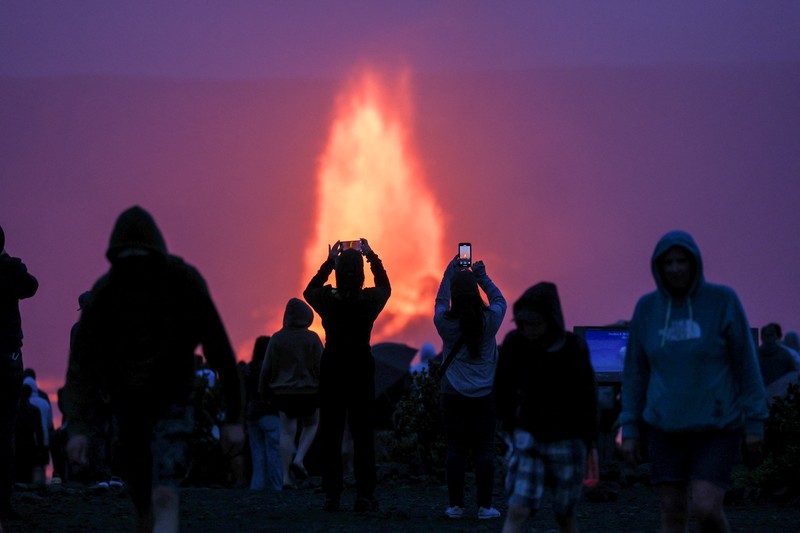Lahar meletus dari kawah Halema'uma'u di dalam kaldera puncak Kaluapele, di gunung berapi Kilauea di Hawaii, AS, 26 Maret 2025. Lahar meletus dari kawah Halema'uma'u di dalam kaldera puncak Kaluapele, di gunung berapi Kilauea di Hawaii, AS, 26 Maret 2025. (REUTERS/Marco Garcia)