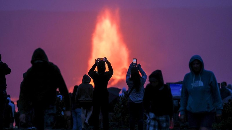 Lahar meletus dari kawah Halema'uma'u di dalam kaldera puncak Kaluapele, di gunung berapi Kilauea di Hawaii, AS, 26 Maret 2025. (REUTERS/Marco Garcia)