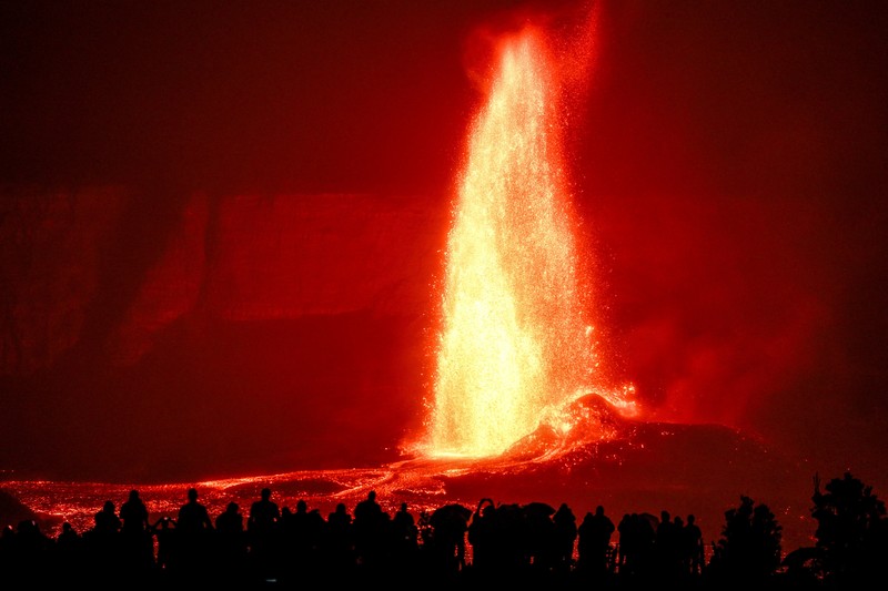 Lahar meletus dari kawah Halema'uma'u di dalam kaldera puncak Kaluapele, di gunung berapi Kilauea di Hawaii, AS, 26 Maret 2025. (REUTERS/Marco Garcia)
