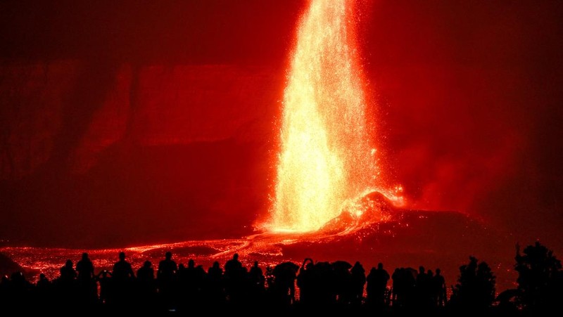 Lahar meletus dari kawah Halema'uma'u di dalam kaldera puncak Kaluapele, di gunung berapi Kilauea di Hawaii, AS, 26 Maret 2025. (REUTERS/Marco Garcia)