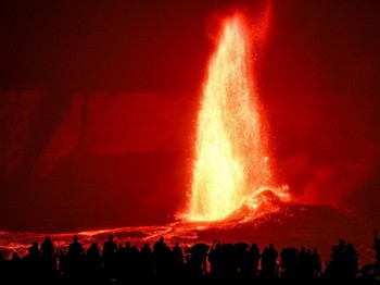 Lahar meletus dari kawah Halema'uma'u di dalam kaldera puncak Kaluapele, di gunung berapi Kilauea di Hawaii, AS, 26 Maret 2025. (REUTERS/Marco Garcia)