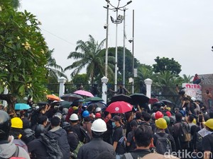 Massa Aksi Tolak UU TNI Kompak Buka Payung saat Kena Semprot Water Cannon