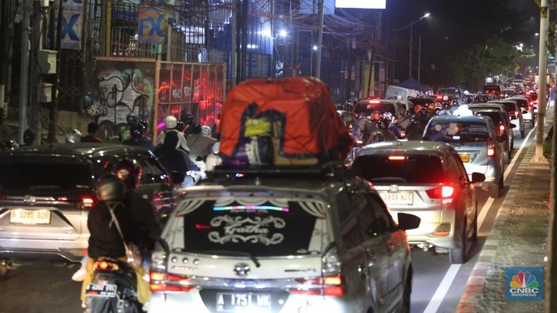 Menjelang puncak arus mudik, sejumlah pemudik mulai memadati Jalan Raya Inspeksi Kalimalang, Bekasi, Jawa Barat, Rabu (26/3/2025). (վ/Tias Budiarto)