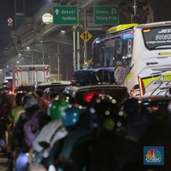 Arus Mudik Mulai Meningkat, Pemudik Padati Jalan Raya Kalimalang