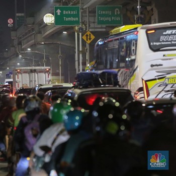 Arus Mudik Mulai Meningkat, Pemudik Padati Jalan Raya Kalimalang